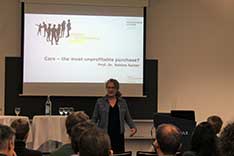 Sabine Sulzer Worlitschek, Studiengangleiterin Energy and Environmental Systems Engineering, eröffnet die «Energy and Environmental Debate».