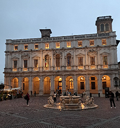 Historisches Gebäude auf einer Piazza in Bergamo