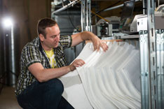 In ihrer Bachelor-Diplomarbeit «Validierung der Richtlinie „Prüfverfahren für mobile Raumluftreinigungsgeräte“» auf dem Fachgebiet der Lüftungstechnik erarbeiteten die Studenten Pascal Eichenberger und Daniel Büchler ein Strömungskonzept.