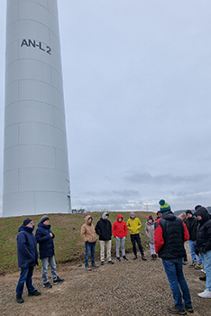 Mit 270 m Nabenhöhe und über 6 MW elektrischer Leistung beeindruckt uns das Windkraftwerk bei Neuhof an der Zenn.