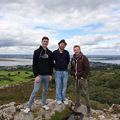 Drei Personen auf dem Berg