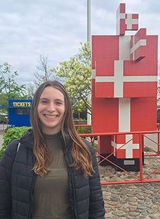 Noemi Villiger vor einem Kunstobjekt mit Dänischen Flaggen