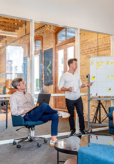 Foto zeigt einen Student und seinen Coach bei einer Besprechung.