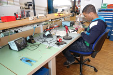 Mit der In-House Leiterplatten-Fertigung mit einem kompakten Laser- und Fräs-System fertigen die Studierenden in der Elektrotechnik Werkstatt ihre eigenen Schaltungen.