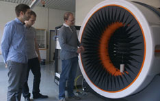 Das Antennenmesssystem ermöglicht die Entwicklung von optimalen Kompaktantennen und dient als Anschauungsobjekt in der Lehre.