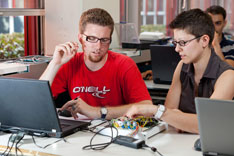 Die verschiedenen Labors bieten den Studierenden eine gut ausgerüstete Infrastruktur, so z.B. für Übungen in der Digitaltechnik sowie im Bereich Mikrocontroller.