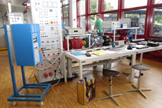 Das Labor für Leistungselektronik und Antriebstechnik ist ein flexibel nutzbarer Laborraum und bietet Arbeitsplätze für Laborübungen.