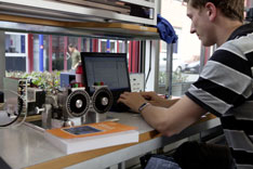 Die verschiedenen Labors bieten den Studierenden eine moderne Ausrüstung, so z.B. für verschiedene Übungen  in der Regelungstechnik.