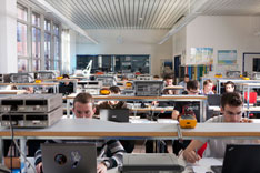 Das Labor bietet den Studierenden gut ausgerüstete Arbeitsplätze und wird für  Übungen in der elektronischen Schaltungstechnik und der Hochfrequenztechnik genutzt.