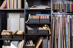 Im Atelier wird eine Sammlung von Materialien der Innenarchitektur als Instrument für den Entwurf von Projekten genutzt.