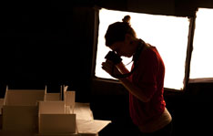 Das Fotostudio bietet Raum und Infrastruktur für die fotografische Dokumentation von Modellen.