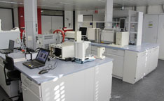 Das Analytiklabor bietet den Studierenden eine beeindruckende Anzahl modernster Mess- und Analysegeräte aus dem Umfeld des Kompetenzzentrums Thermische Energiesysteme & Verfahrenstechnik.