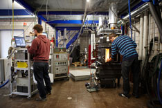Studierende nehmen im Forschungslabor Bioenergie Emissionsmessungen am Prototyp einer neuen Holzfeuerung vor
