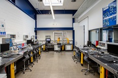 Es stehen modern eingerichtete Laborarbeitsplätze zur Verfügung. Robotik, Automatisation und Fertigungstechnik lassen sich so praxisnah erleben.