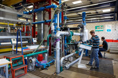 Das Hydrolabor bietet den Studierenden eine gute Infrastruktur, so z.B. für das Untersuchen und Kalibrieren von Durchflussmessungen.