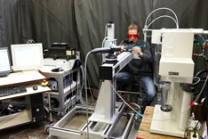 Ein Student misst im Thermolabor am Lasermesssystem verschiedene Strömungsverhältnisse
