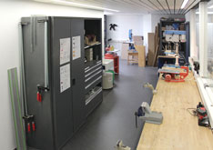 Für das Arbeiten mit Holz, Kunststoffen, Industrieplastilin und Verbundstoffen wie Karbon stehen in der Designwerkstatt neben einer adäquaten Auswahl an Maschinen auch die entsprechenden Materialien bereit.