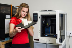 Im RapLab können Studierende unter anderem Prototypen und Designmodelle aus Kunststoff oder Papier rasch und präzise mittels zwei 3D-Druckern  realisieren.
