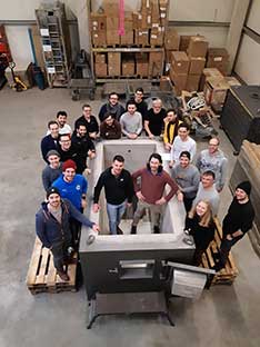 Teilnehmerinnen und Teilnehmer mit einem 1000kW Holzheizkessel der Firma Endress