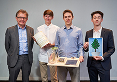 Die Preisträger( v.l.n.r.): Prof. Urs Rieder, Felix Reding, Cédric Meister, Glenn Schönbächler.