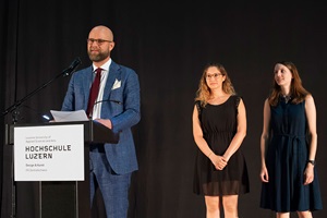 Übergabe SDA Bachelor Award durch Dominic Sturm, Präsident Swiss Design Association SDA, Diplomfeier 2019, Hochschule Luzern – Design & Kunst