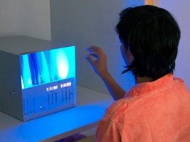 E-Broidery-2.0, Experiment mit Testpetson zur Wahrnehmung von chromatischem Licht und Textilien, Hochschule Luzern – Design & Kunst