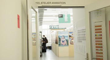 Die Animationsabteilung verfügt über einen grossen zentralen Atelierraum, in dem alle Studierenden einen eigenen Arbeitsplatz bekommen.