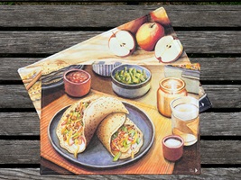 Handgezeichnete Illustrationen und Infografiken eines Design-Abschlussprojekts: farbenfrohe Rezepte, Zutaten und Küchenszenen, die Gerichte wie Fajitas und Apfel-Crumble zeigen und den Kochprozess anschaulich darstellen.