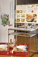 Handgezeichnete Illustrationen und Infografiken eines Design-Abschlussprojekts: farbenfrohe Rezepte, Zutaten und Küchenszenen, die Gerichte wie Fajitas und Apfel-Crumble zeigen und den Kochprozess anschaulich darstellen.