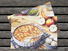 Handgezeichnete Illustrationen und Infografiken eines Design-Abschlussprojekts: farbenfrohe Rezepte, Zutaten und Küchenszenen, die Gerichte wie Fajitas und Apfel-Crumble zeigen und den Kochprozess anschaulich darstellen.