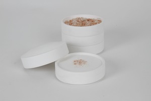 Stephan Wespi, HANS ist ein Salzbehälter mit integriertem Mörser. Durch weisses Porzellan und schlichte Formen gilt die Aufmerksamkeit den exotischen Salzen.