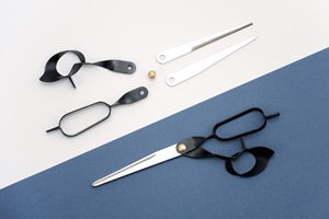 Lino Andrea Mangold, >3-Scissors: «>3» ein anonymer Name für ein Schneidehilfsmittel, dass kaum mehr wegzudenken ist. 