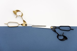 Lino Andrea Mangold, >3-Scissors: Neben dem Ziel, eine Schere zu entwickeln, die grundlegende Prinzipien, wie die Ergonomie und das Schneiden gut erfüllt, war der Schweizer Gemüsesparschäler «REX» ein wichtiges Vorbild. 