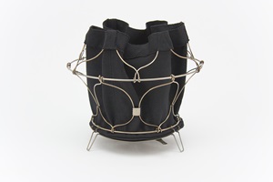 Markus Hangartner, Franz: Sein geringes Gewicht und die kompakte Form sind das Ergebnis eines filigranen Drahtkonstrukts und eines temperaturbeständigen Gewebes. 