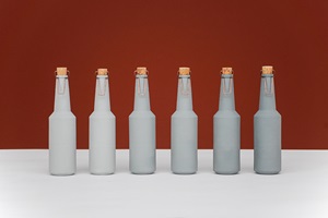 Rafael Haubensak, EIGEBREU: Aufs Mindeste reduziert, bietet EIGEBREU die Möglichkeit, das in der Küche Gebraute zu vergären und elegant in Porzellanflaschen abzufüllen.