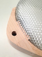 Ranja Issa, AURA: Angelehnt an die Pendeloquen (reflektierende, hängende Glaselemente) klassischer Kronleuchter liess ich mich vom Lichteffekt der optischen Reflexion inspirieren und kombinierte diese mit der runden Formgebung der Linse. 