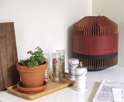 Hannah Marti, Assemblage. Modular können die Körbe in der Küche aufeinandergestapelt werden.