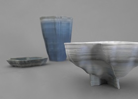 Nora Wagner, berg|see. Prozess, Material und Inhalt der Arbeit werden eins und zeigen eine exemplarische Anwendung des Keramik-3D-Drucks für die Objektgestaltung auf.