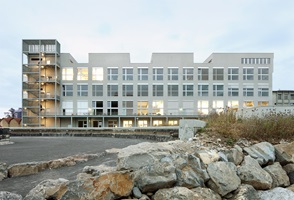 Seit Herbst 2016 sind bereits die Hälfte der Studienrichtungen in einem umgenutzten Industriegebäude auf dem Viscosiareal in Luzern Nord eingezogen.
