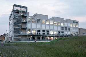 Seit Herbst 2016 sind bereits die Hälfte der Studienrichtungen in einem umgenutzten Industriegebäude auf dem Viscosiareal in Luzern Nord eingezogen.
