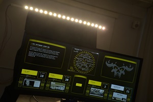 Ein Screen und leuchtende LED-Lampen