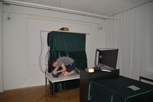 Ein Typ auf einem Tisch