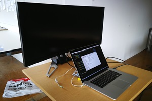 Laptop und Bildschirm