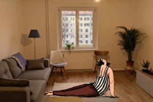 Eine Frau macht Yoga im Wohnzimmer