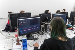 Computerraum, Infrastruktur des Bachelor Animation der Hochschule Luzern – Design & Kunst, Foto: Raisa Durandi