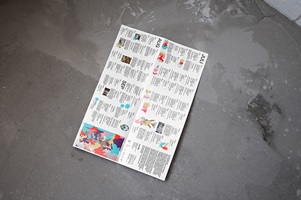 Aufgeklapptes Veranstaltungsplakat auf Betonboden – Programmübersicht des Sentitreff für Juli bis September mit Veranstaltungen, Textspalten und farbiger Illustration.