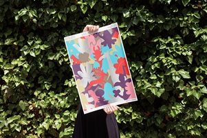 	Farbiges Programmplakat vor Hecke, von Person gehalten – Sommerplakat des Sentitreff mit abstrakten Pflanzenformen in leuchtenden Farben, vor grünem Blätterhintergrund.