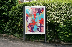 Plakat in Leuchtrahmen am Strassenrand – Sentitreff-Sommerplakat mit grafischem Pflanzenmotiv, ausgestellt im Strassenplakatkasten vor dichter Hecke.