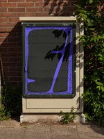 Plakat in einem Schaukasten an einer Strasse, gestaltet in Violett und Schwarz mit abstrakter Form und Schriftzug „Reassessing the Social – Understanding Transformation“.