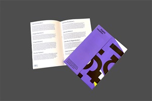 Yearbook-Doppelseite mit Namen und Kurztexten von Projektbeteiligten – daneben das violett-gelbe Cover des Magazins ‚Digital Ideation‘.